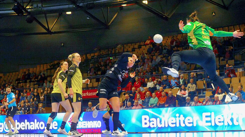 Laura Szabo im Duell gegen die Dortmunder Torfrau Laura Szabo im Duell gegen die Dortmunder Torfrau