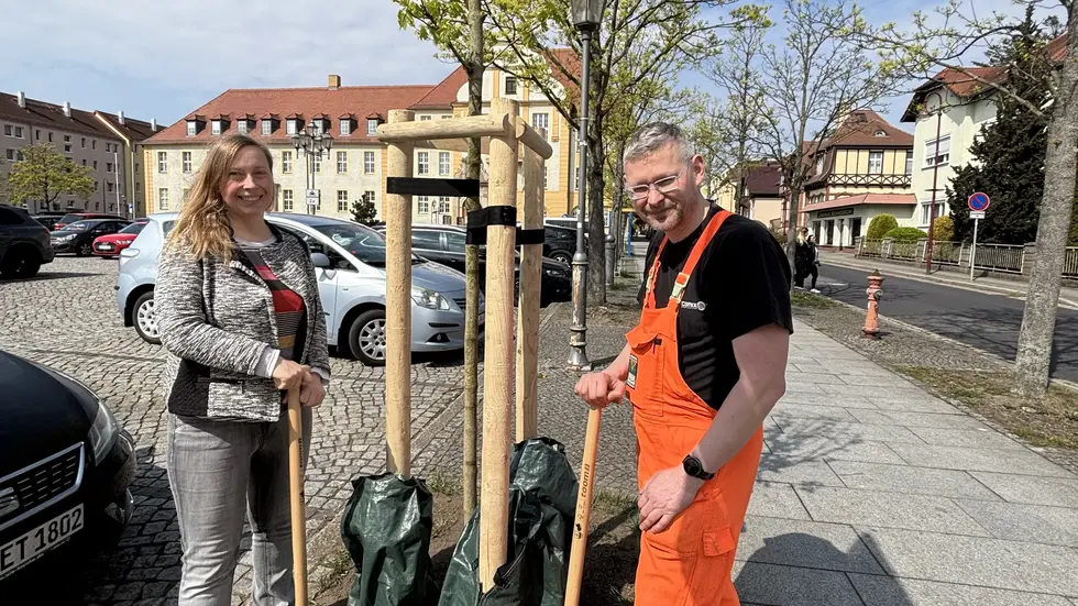 Bettina Brandt und Andreas Wussack bei der Neupflanzung am Marktplatz Bettina Brandt und Andreas Wussack bei der Neupflanzung am Marktplatz