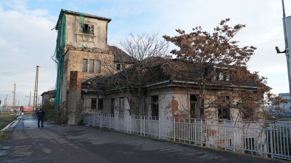 Dieses von Obdachlosen als Unterkunft genutztes Gebäude unweit des Leipziger Hauptbahnhofes brannte.