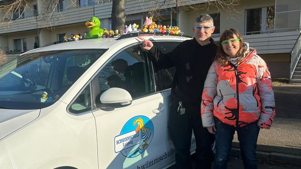 Annett und Andreas Lechner vor einem ihrer Quietsch-Enten-Autos.
