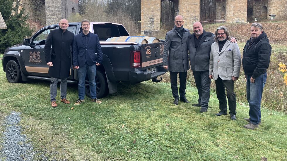 v.l.n.r.: Verleger Roland Hess, Markus Fischer (Bezirksleiter Konstruktiver Ingenieurbau der Deutschen Bahn), Bürgermeister Mike Purfürst sowie Thomas Michalski, Frank Leichsenring und Jörg Hans von der Dresdner Whisky Manufaktur
