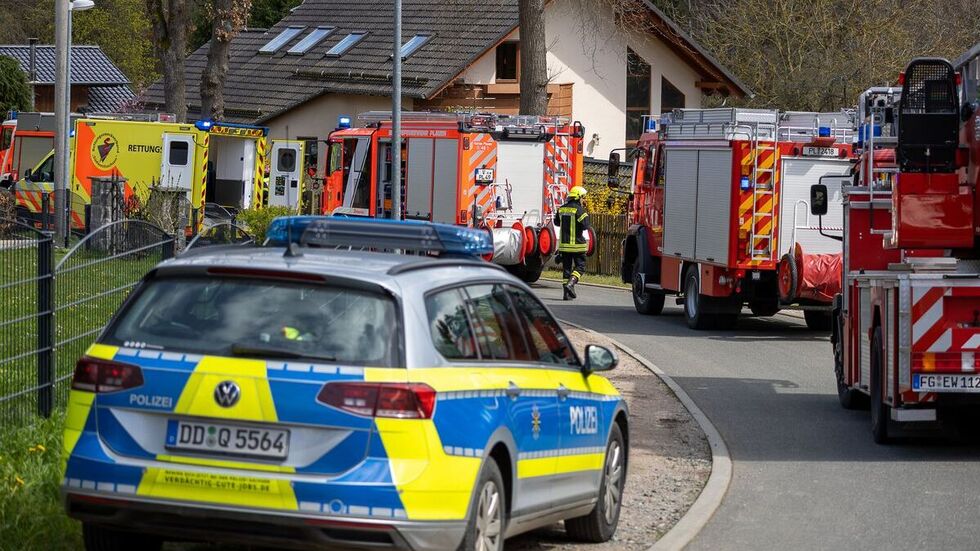 In der Beethovenstraße in Jößnitz steht ein Großaufgebot an Rettungskräften