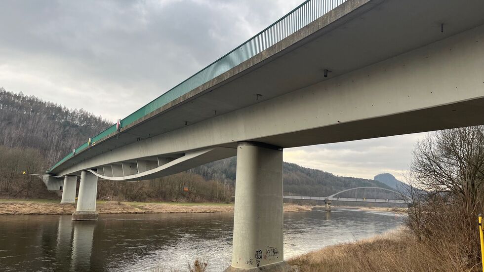 Die Elbbrücke hält, der Teil über die Bahn (li.) muss durch eine Behelfsbrücke ersetzt werden