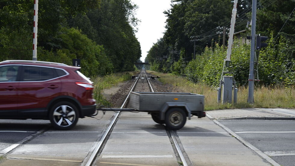 Bahnübergang in Rietschen. Die Strecke Görlitz-Cottbus ist eingleisig. Nach Ende des Zweiten Weltkrieges bauten die Russen das zweite Gleis ab. 