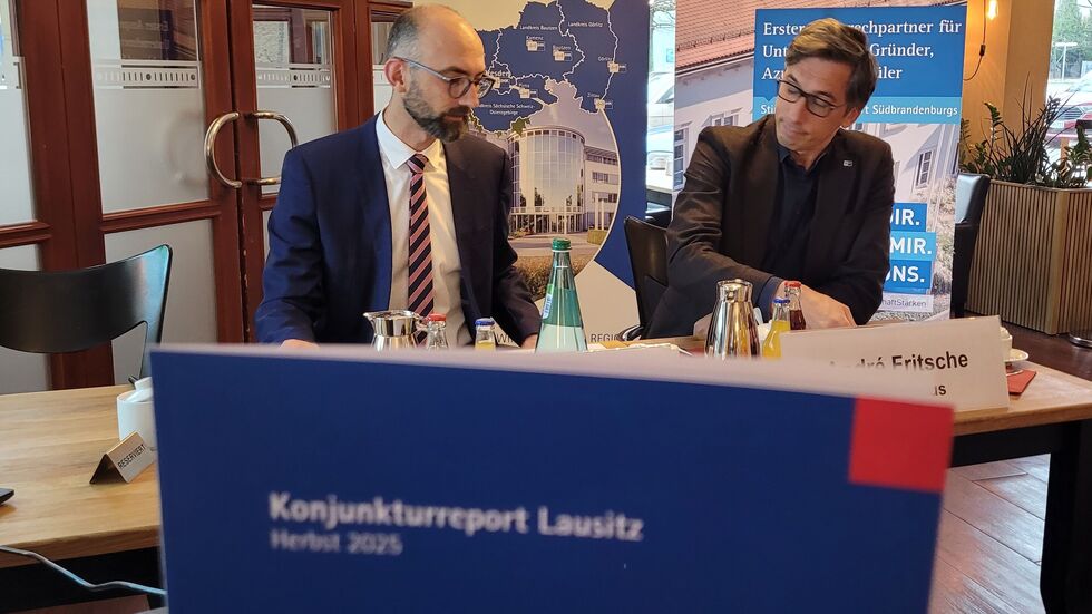 "Hoffnung auf Trendwende nicht erfüllt." In Görlitz wurden heute die Ergebnisse des Herbst-Konjunkturreports für die Lausitz vorgestellt (li. Lukas Rohleder, Hauptgeschäftsführer der IHK Dresden, re. André Fritsche, Hauptgeschäftsführer der IHK Cottbus. "Hoffnung auf Trendwende nicht erfüllt." In Görlitz wurden heute die Ergebnisse des Herbst-Konjunkturreports für die Lausitz vorgestellt (li. Lukas Rohleder, Hauptgeschäftsführer der IHK Dresden, re. André Fritsche, Hauptgeschäftsführer der IHK Cottbus.