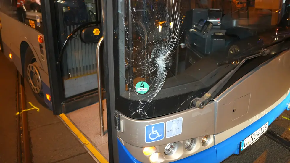 Der beschädigte Bus.