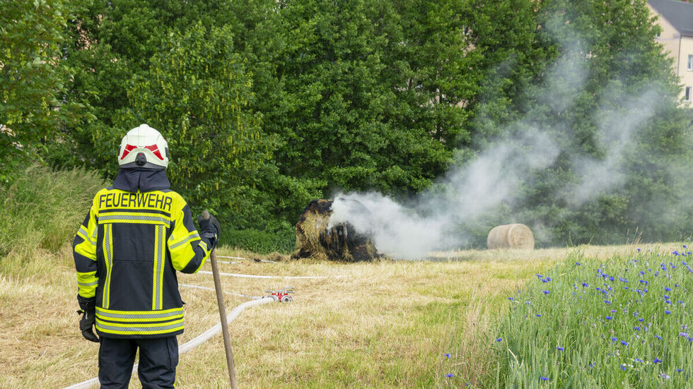 Brennende Strohballen hielten die Feuerwehr in Oelsnitz auf Trab.