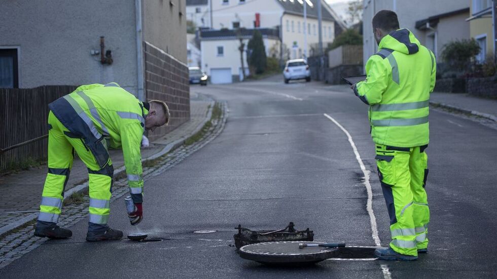 Feuerwehr und ETW suchen nach dem Leck.