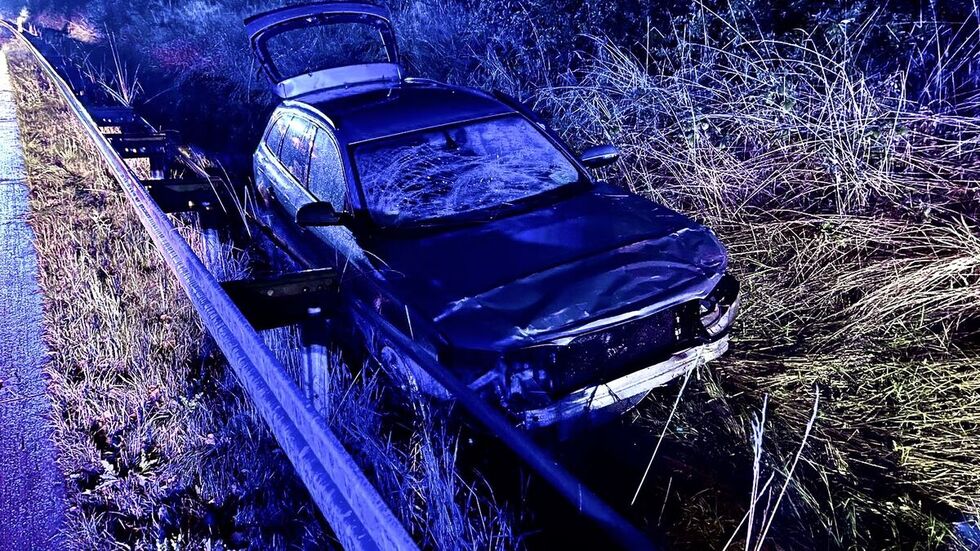 Der Audi landete bei dem Crash hinter der Leitplanke. 