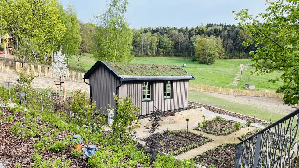 Im Gartenhäuschen befindet sich eine Küche, in der Kinder Kräuterlimonade herstellen oder beim Honigschleudern zuschauen können Im Gartenhäuschen befindet sich eine Küche, in der Kinder Kräuterlimonade herstellen oder beim Honigschleudern zuschauen können