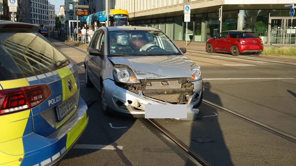 Auch der andere PKW wurde beim Unfall beschädigt, beide Fahrer wurden leicht verletzt