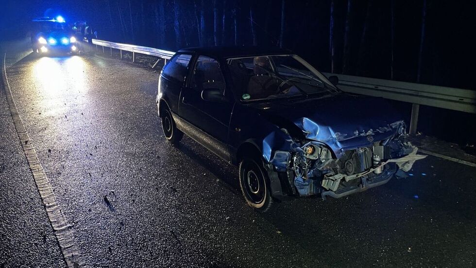 In der Nacht zu Freitag ist eine Autofahrerin gegen eine Leitplanke geprallt.