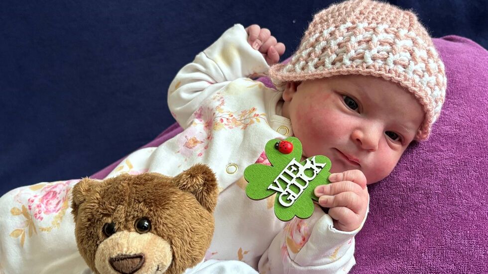 Die kleine Sofija wurde am 1. Januar um 11:50 Uhr als zweites Neujahrsbaby im Heinrich-Braun-Klinikum geboren. Sie brachte 3.810 Gramm auf die Waage und ist 52 Zentimeter groß. Die kleine Sofija wurde am 1. Januar um 11:50 Uhr als zweites Neujahrsbaby im Heinrich-Braun-Klinikum geboren. Sie brachte 3.810 Gramm auf die Waage und ist 52 Zentimeter groß.
