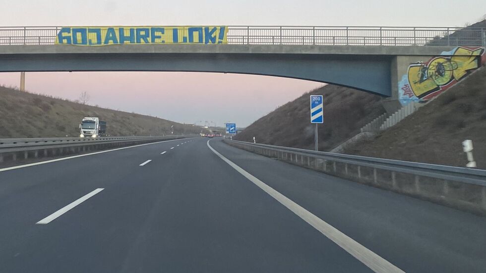 In der Nacht zu Dienstag brachten (vermutlich) Fans von Lok Leipzig dieses Banner an einer Brücke über die A72 an - kurz vor der Abfahrt Borna in Richtung Leipzig. 