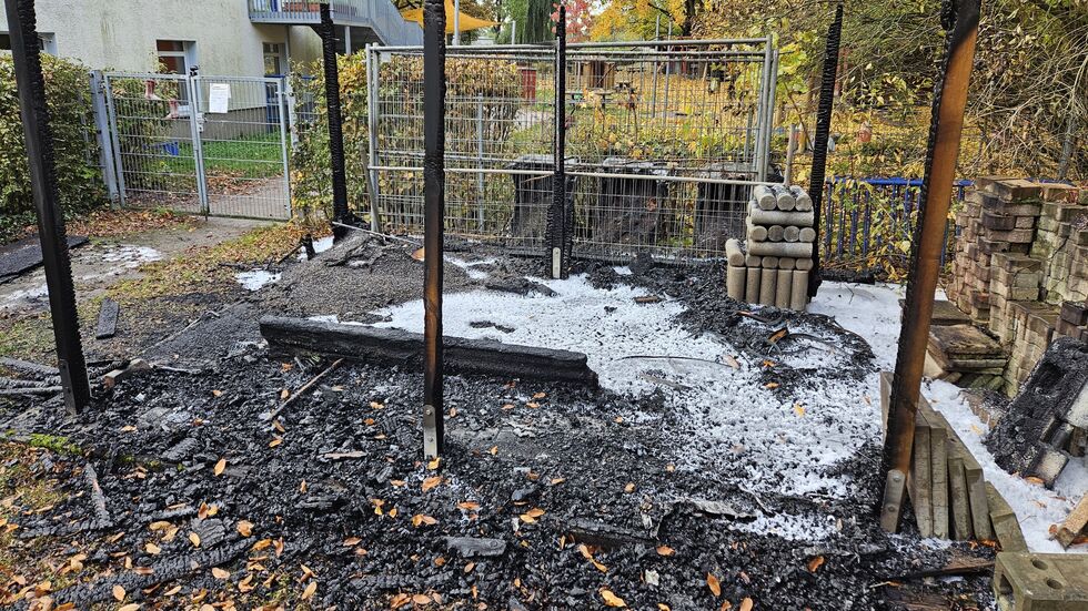 Der Holzunterstand in der Kita ist komplett abgefackelt.