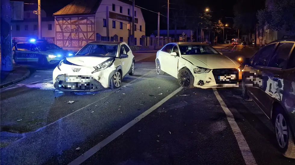 Die beschädigten Fahrzeuge an der Unfallstelle. Die beschädigten Fahrzeuge an der Unfallstelle.