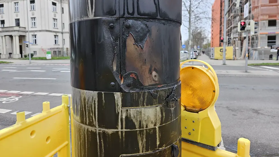 Eine Nahaufnahme des beschädigten Blitzers.