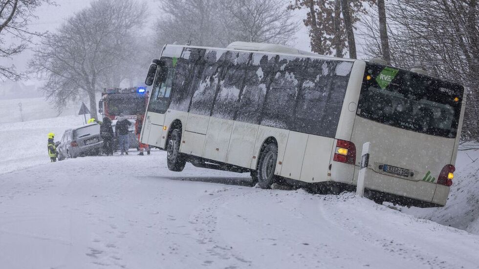 Auf schneeglatter Straße landete ein Linienbus im Graben.
