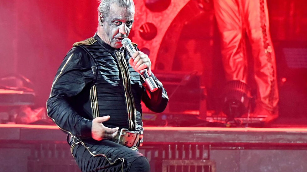Till Lindemann, Frontsänger der Band Rammstein, während der Deutschland-Tournee 2022 in Düsseldorf.