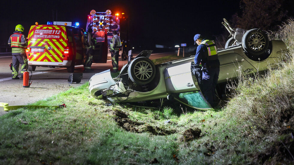 Der Wagen landete im Straßengraben auf dem Dach. Der Wagen landete im Straßengraben auf dem Dach.