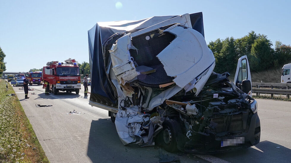 Der polnische Kleintransporter wurde bei dem Unfall stark beschädigt - der Fahrer glücklicherweise nur leicht verletzt. 