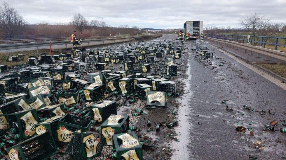 Die Bierladung verteilte sich auf der Bundesstraße. Die Bierladung verteilte sich auf der Bundesstraße.