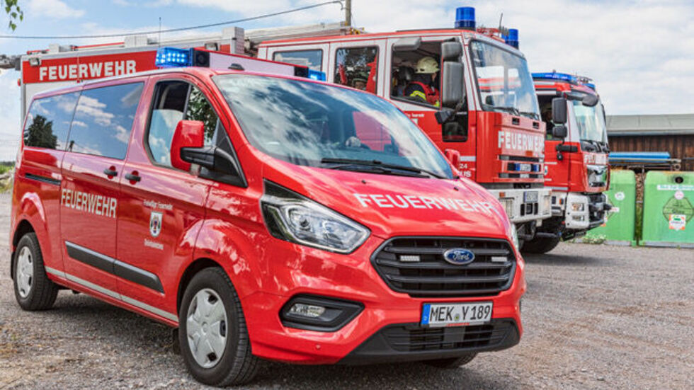 Der neue Mannschaftstransportwagen und ein neues Löschfahrzeug werden geweiht.