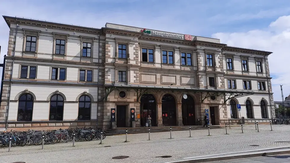 Nach einer Zugkontrolle ohne Ticket sind am Hauptbahnhof Chemnitz Polizisten angegriffen worden. Ein Tatverdächtiger ist an Hepatitis C erkrankt. Nach einer Zugkontrolle ohne Ticket sind am Hauptbahnhof Chemnitz Polizisten angegriffen worden. Ein Tatverdächtiger ist an Hepatitis C erkrankt.