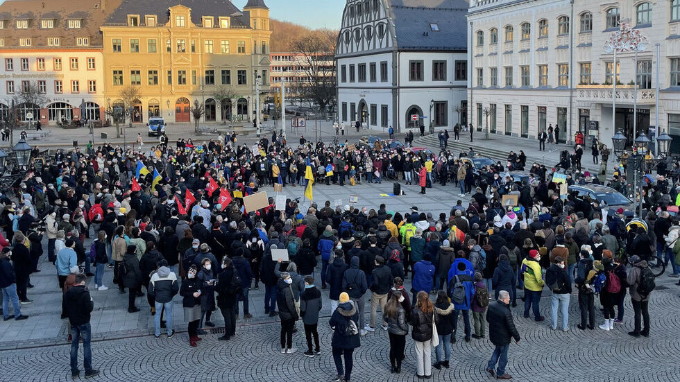 Etwas mehr als 500 Menschen versammelten sich vor dem Rathaus, um ihre Solidarität mit der Ukraine zu zeigen.