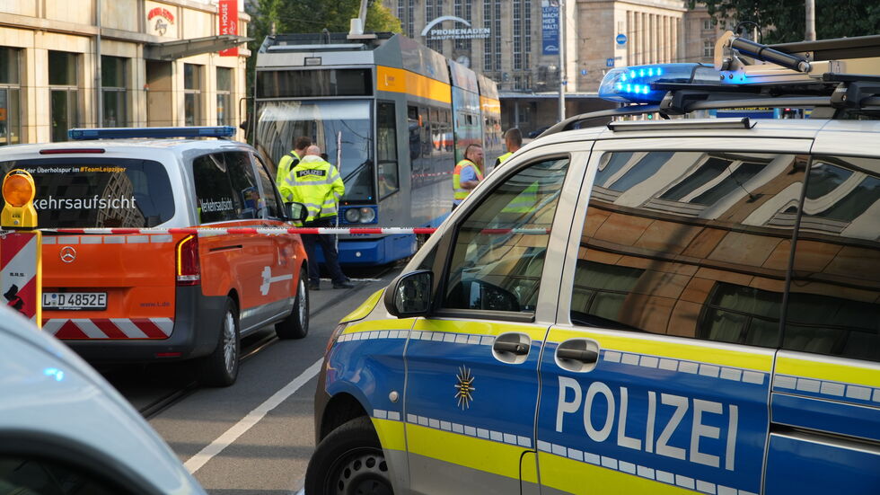 Einsatzkräfte an der Unfallstelle gegenüber vom Leipziger Hauptbahnhof.