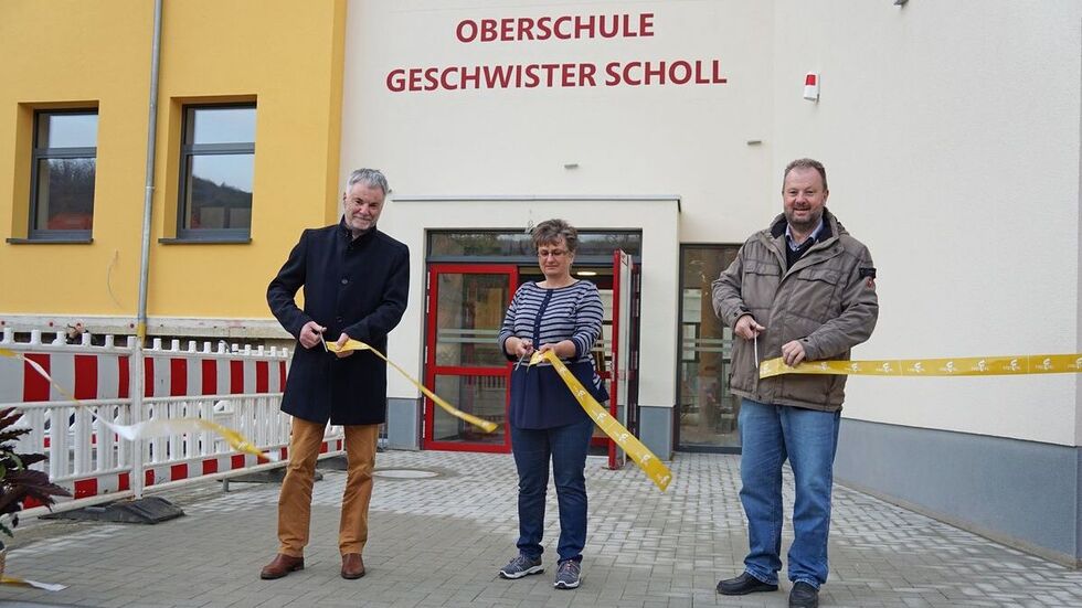 Oberbürgermeister Uwe Rumberg, die stellvertretende Schulleiterin Petra Gläser und Thomas Klingauf vom verantwortlichen Ingenieurbüro eröffnen die Schule