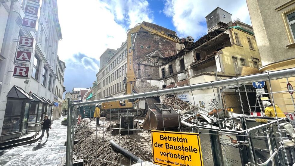 Vorsichtig werden Etage für Etage des Gebäudes abgetragen. 