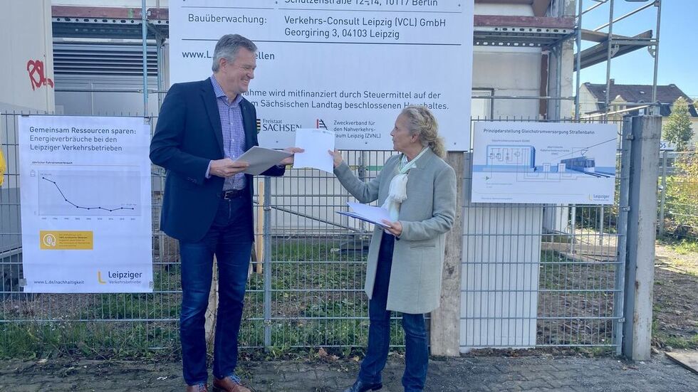 Staatssekretärin Ines Fröhlich übergibt Fördermittelbescheide an Ronald Juhrs, Geschäftsführer Technik und Betrieb der Leipziger Verkehrsbetriebe