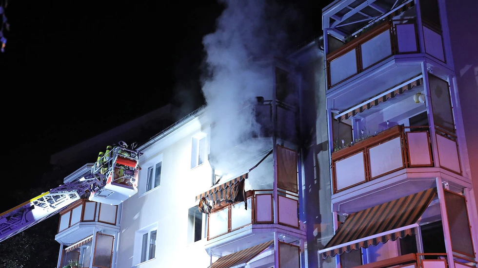 Qualm dringt aus der Wohnung in der 3. Etage eines Hauses in der Maria-Cebotari-Straße