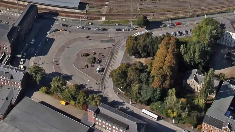 z.B. müssen einige Bäume am linken unteren Bildrand gefällt werden.  