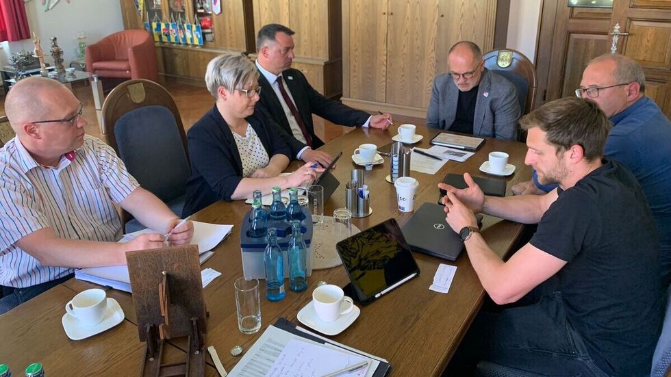 v.l.n.r.: Mathias Schramm (Bereichsleiter Agentur für Arbeit) Dr. Romy Reinisch (Beigeordnete), Udo Witschas (Landrat), Roland Dantz (Oberbürgermeister Kamenz), Rico Günther und Dr. Ralf Günther (Geschäftsführer Liofit)