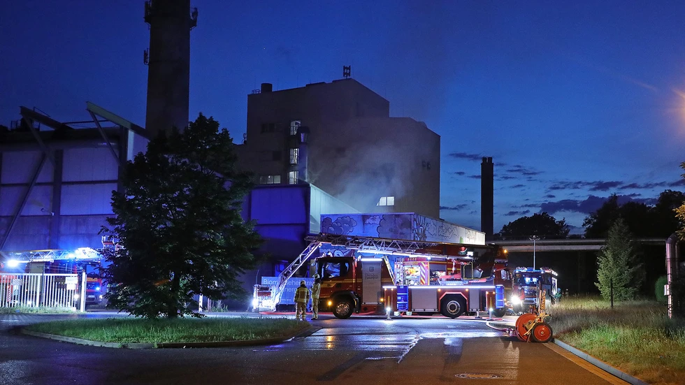 Die Feuerwehr konnte den Brand nach mehreren Stunden unter Kontrolle bringen Die Feuerwehr konnte den Brand nach mehreren Stunden unter Kontrolle bringen