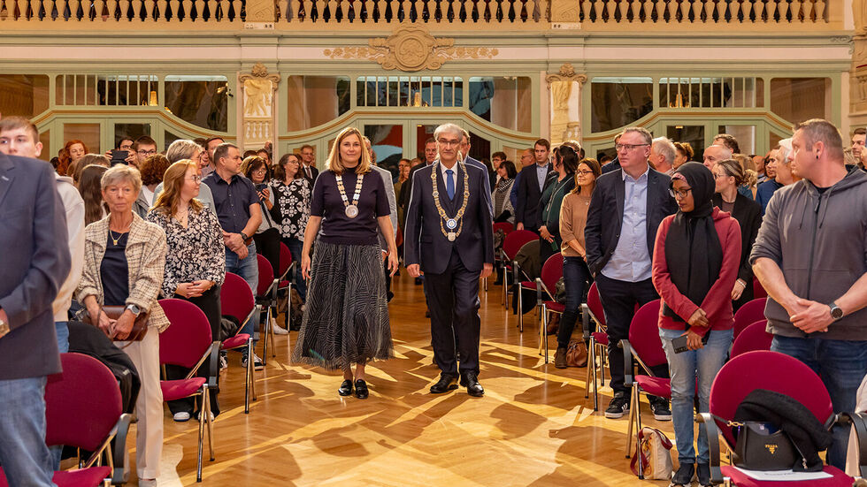 Rektor Prof. Stephan Kassel und Oberbürgermeisterin Constance Arndt führten den Einzug des Senats an.