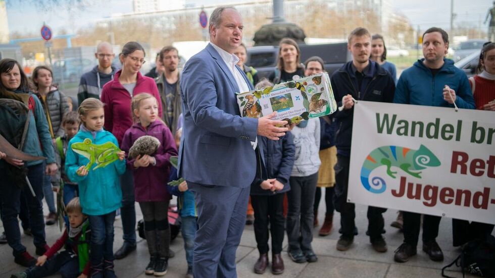 Oberbürgermeister Dirk Hilbert bei der Petitionsübergabe "Rettet das Öko-Haus!" Ende März vor dem Rathaus.