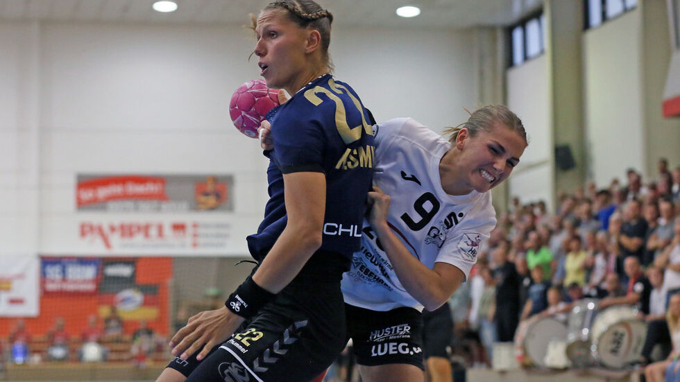 Kaja Kristensen im Zweikampf mit ihrer Gegenspielerin.