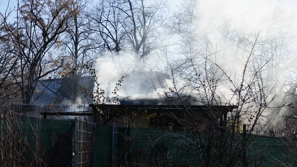 Hier qualmt es aus den Gartenlauben.