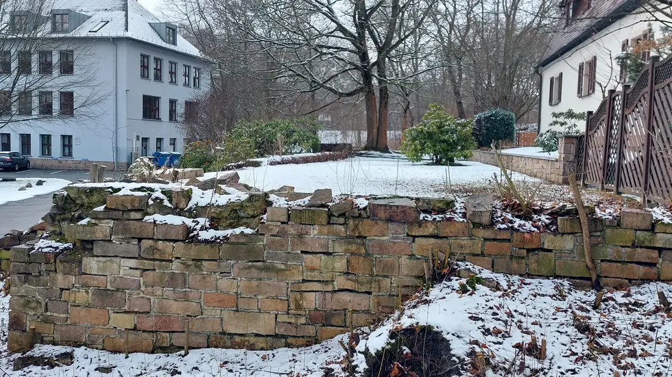 Die Terrasse zwischen Ärztehaus und Kreuzbergweg wird dieses Jahr in Ordnung gebracht. Die Terrasse zwischen Ärztehaus und Kreuzbergweg wird dieses Jahr in Ordnung gebracht.