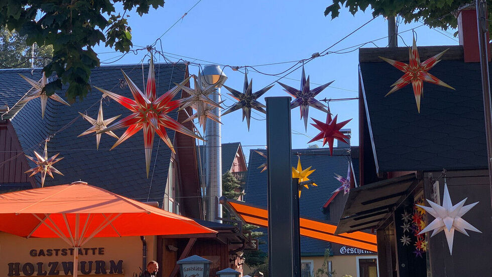 Über dem Markt schweben viele original erzgebirgische Sterne. 
