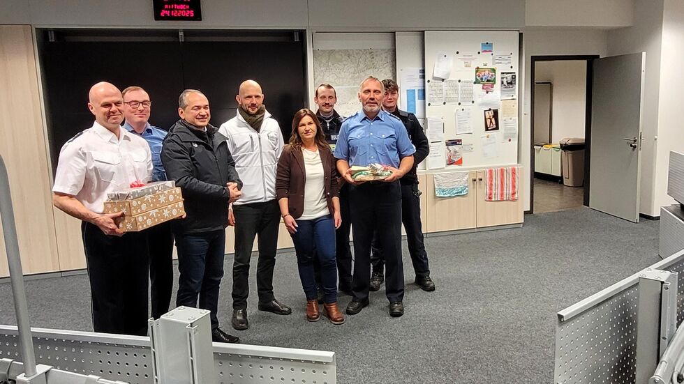 Das Team der Tagschicht im Führungs- und Lagezentrum der Polizeidirektion Görlitz. Landrat Stephan Meyer und Oberbürgermeister Octavian Ursu wünschten ein frohes Fest und brachten Stollen und Kaffee mit.