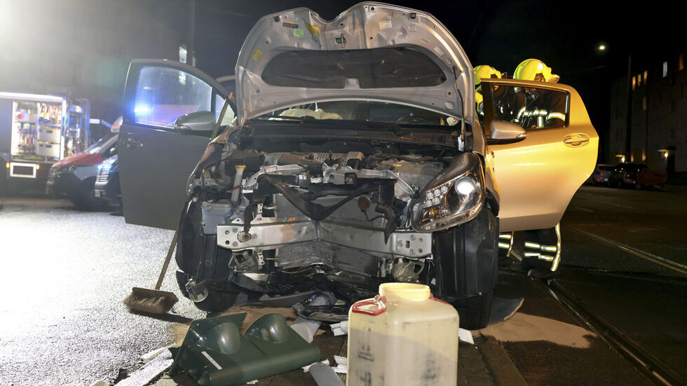 Der Toyota ist nach dem Unfall nur noch Schrott. Ein Wunder, dass die Fahrerin nicht verletzt wurde. Der Toyota ist nach dem Unfall nur noch Schrott. Ein Wunder, dass die Fahrerin nicht verletzt wurde.