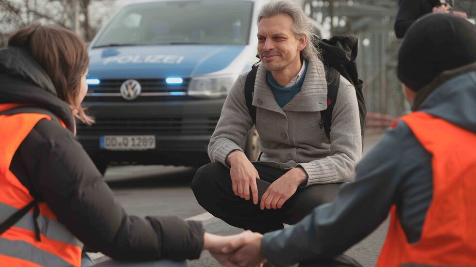 Sehr oft bei Störaktionen dabei: der Dresdner Christian Bläul spricht mit seinen "Schützlingen" 