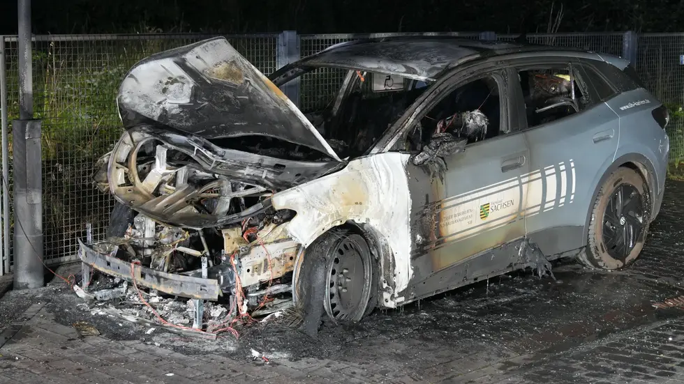 Durch den Brand wurde auch ein drittes Auto beschädigt. Durch den Brand wurde auch ein drittes Auto beschädigt.