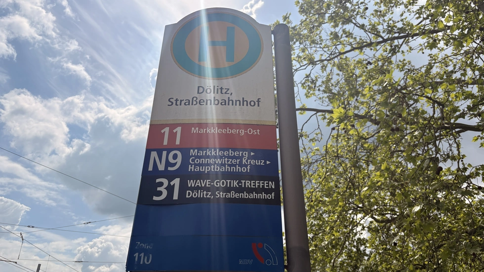 Sogar die LVB hat ihr Haltestellenschild an das Festival angepasst - coole Aktion!