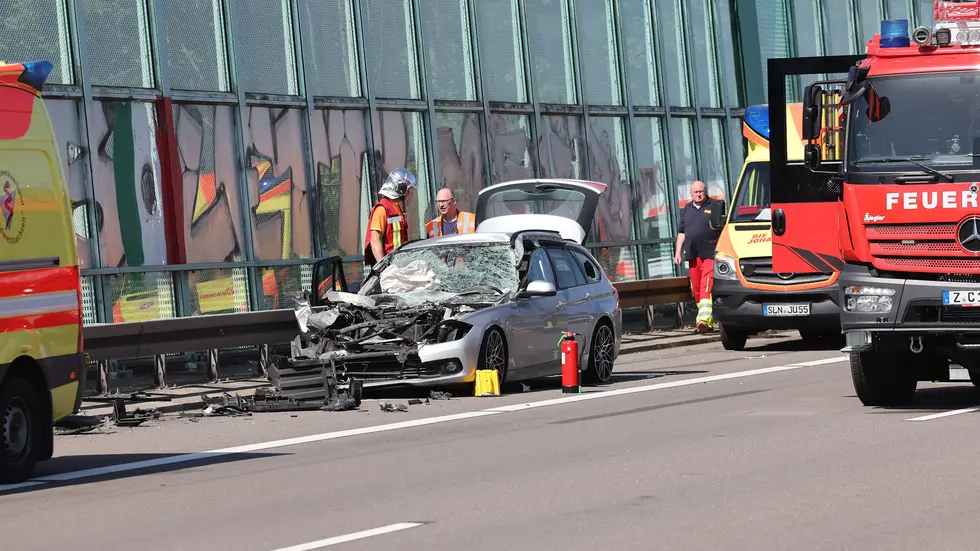 Der BMW fuhr zwischen Schmölln und Meerane auf einen Lkw auf.