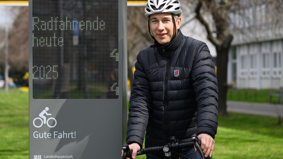 Im April weihte Baubürgermeister Stephan Kühn stolz die Fahrrad-Zählstelle an der St. Petersburger Straße ein